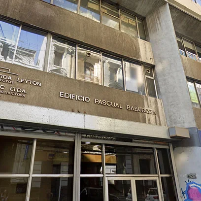 Acceso al Edificio Pascual Baburizza, sede de Fortunato y Asociados en Valparaíso