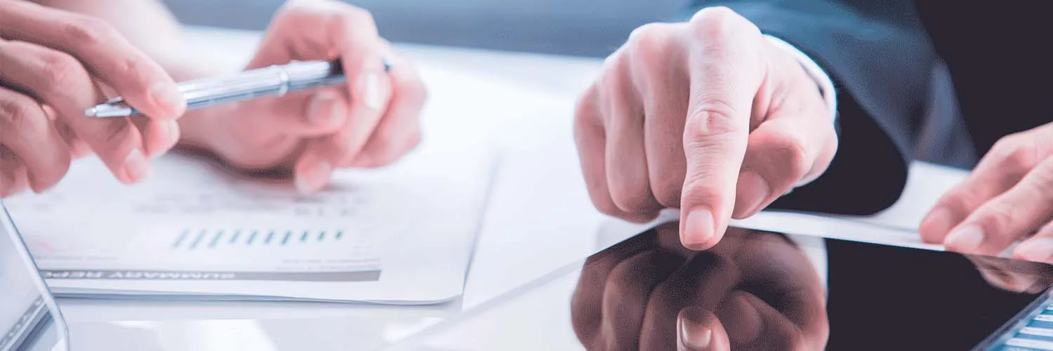 Profesionales revisando antecedentes de auditoría y consultoría